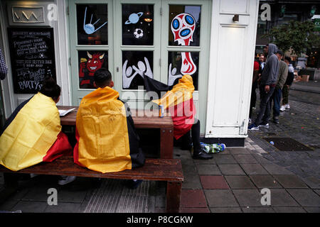 Bruxelles, Belgio. Il 10 luglio 2018. Sostenitori belga guardare la Russia 2018 World Cup semi-finale di partita di calcio tra la Francia e il Belgio. Foto Stock