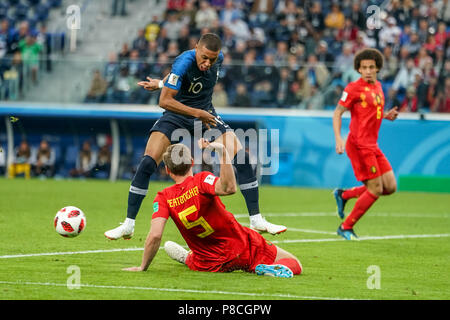 10 luglio 2018, a San Pietroburgo Stadium, San Pietroburgo, Russia; della Coppa del Mondo FIFA Football, semi finale, in Francia rispetto al Belgio; Jan Vertonghen del Belgio affronta Kylian Mbappe della Francia sulla parte superiore della scatola per arrestare il colpo Foto Stock