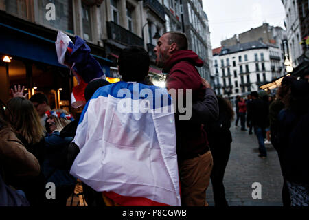 Bruxelles, Belgio. Il 10 luglio 2018. I sostenitori francesi celebrare dopo la vittoria della loro squadra durante la Russia 2018 World Cup semi-finale di partita di calcio tra la Francia e il Belgio. Foto Stock