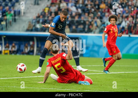 San 10 Luglio, 2018. Jan Vertonghen del Belgio affrontare Kylian Mbappe di Francia a San Pietroburgo Stadium durante le semifinali tra la Francia e il Belgio durante il 2018 Coppa del mondo. Ulrik Pedersen/CSM/Alamy Live News Foto Stock