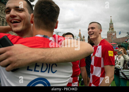 Mosca, Russia. 10thJuly, 2018. Il croato gli appassionati di calcio di giocare a calcio con i tifosi inglesi sulla Piazza Rossa di Mosca durante la Coppa del Mondo FIFA 2018 Russia Credito: Nikolay Vinokurov/Alamy Live News Foto Stock