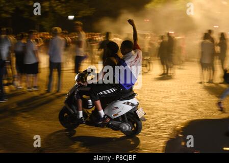 Luglio 10, 2018 - Parigi, Francia: i sostenitori della squadra di calcio francese festeggiare dopo la Francia battere il Belgio 1-0 per raggiungere la finale della Coppa del mondo. Des supporters de l'equipe de France de football fetent la victoire de la France face à la Belgique 1-0 lors de la demi-finale de la Coupe du Monde de football. *** La Francia / nessuna vendita di supporti in francese.Credit: Fotografia Idealink/Alamy Live News Foto Stock