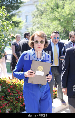 Washington, USA. Il 10 luglio 2018. Stati Uniti Il senatore Dianne Feinstein della California arriva a partecipare a una conferenza stampa sui gradini della Corte suprema, opponendosi alla nomina del giudice Brett Kavanaugh Luglio 10, 2018 a Washington, DC. Kavanaugh è stato nominato dal presidente Donald Trump in sostituzione di ritirarvi giustizia Anthony Kennedy. Credito: Planetpix/Alamy Live News Foto Stock