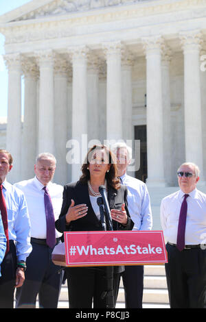 Washington, USA. Il 10 luglio 2018. Stati Uniti Il senatore Kamala Harris della California, centro, uniti da colleghi senatori democratici, parla ai media sui gradini della Corte suprema in contrasto con la nomina del giudice Brett Kavanaugh Luglio 10, 2018 a Washington, DC. Kavanaugh è stato nominato dal presidente Donald Trump in sostituzione di ritirarvi giustizia Anthony Kennedy. Credito: Planetpix/Alamy Live News Foto Stock