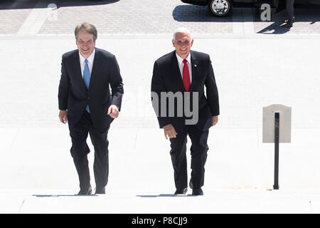 Washington, USA. Il 10 luglio 2018. La Corte suprema nominee Brett Kavanaugh, sinistra, passeggiate con U.S Vice Presidente Mike Pence fino al Campidoglio di passaggi sul loro modo di incontrarsi con il leader della maggioranza del Senato Mitch McConnell Luglio 10, 2018 a Washington, DC. Credito: Planetpix/Alamy Live News Foto Stock