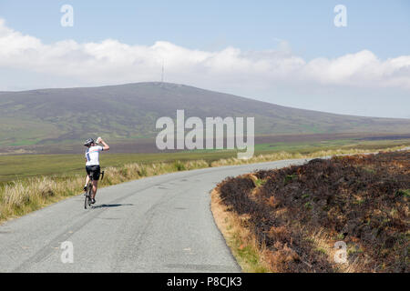 Sally Gap, Wicklow, Irlanda. 10 Luglio 2018: ciclista passando dalla Sally Gap in Wicklow Mountains danneggiato dai recenti incendi di ginestre. Credito: Michael Grubka/Alamy Live News Foto Stock