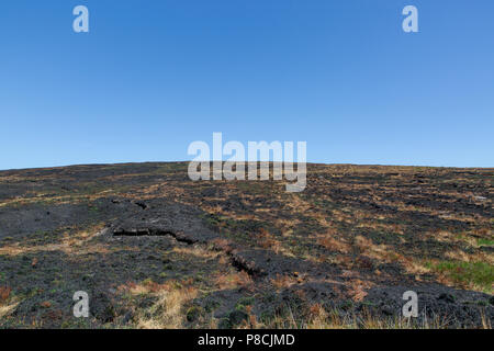 Sally Gap, Wicklow, Irlanda. 10 Luglio 2018: danni devastanti fatto dai recenti incendi gorse al Sally Gap in Wicklow Mountains. A covare ancora visibile in alcune parti con fumo deriva oltre l'bogland. Credito: Michael Grubka/Alamy Live News Foto Stock