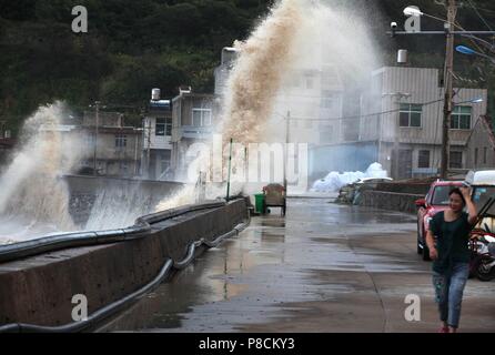 Taizhou. 10 Luglio, 2018. Onde enormi sbattere contro la riva del mare in Chengnan township di Wenling City, est della Cina di Provincia dello Zhejiang, luglio 10, 2018 Come Typhoon Maria, l'ottava typhoon quest'anno, si avvicina alla costa. Typhoon Maria realizzato approdo mercoledì mattina nella contea di Lianjiang, a sud-est della Cina di provincia del Fujian. Credito: Liu Zhenqing/Xinhua/Alamy Live News Foto Stock