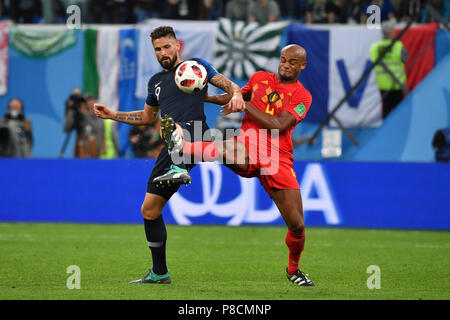 San Pietroburgo, Russia. Il 10 luglio 2018. Olivier GIROUD (FRA), azione, duelli contro Vincent KOMPANY (BEL). Francia (FRA) - Belgio (BEL) 1-0, semifinali, Round di FourSpiel 61 su 10.07.2018 a San Pietroburgo, San Pietroburgo Arena. Coppa del Mondo di Calcio 2018 in Russia dal 14.06. - 15.07.2018. Credito: dpa picture alliance/Alamy Live News Foto Stock