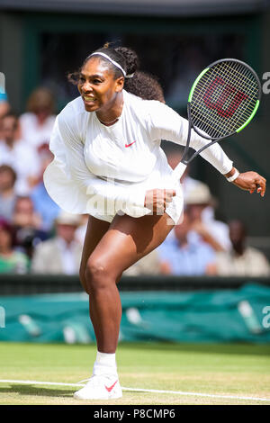 Londra, Regno Unito. 10 Luglio, 2018. Serena Williams (USA) Tennis : Serena Williams degli Stati Uniti durante le Donne Singoli Quarti di finale di partita del torneo di Wimbledon Lawn Tennis Championships contro Camila Giorgi di Italia a tutti England Lawn Tennis e Croquet Club di Londra, in Inghilterra . Credito: AFLO/Alamy Live News Foto Stock