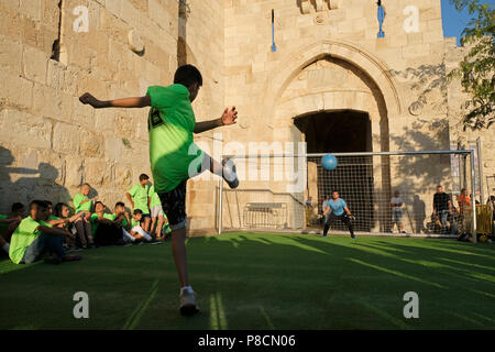 Israele a Gerusalemme il 10 luglio 2018. Membri della locale ebraica e la gioventù araba squadre di calcio di prendere parte ad un evento di coesistenza di pena shoot-out durante la Coppa del Mondo in Porta di Jaffa città vecchia di Gerusalemme in Israele. La manifestazione è organizzata da Kulna, una organizzazione non governativa che è stata tenuta tornei israelo-arabi in Gerusalemme per l'anno passato, per far avanzare la coesistenza tra la città di popolazioni merlata. Credito: Eddie Gerald/Alamy Live News Foto Stock