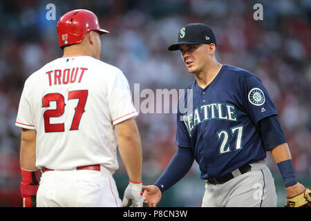 Anaheim, Stati Uniti d'America. Luglio 10, 2018: Seattle Mariners primo baseman Ryon Healy (27) Chat con Los Angeles Angeli center fielder Mike Trote (27) in corrispondenza della prima base nel gioco tra i Seattle Mariners e Los Angeles gli angeli di Anaheim, Angel Stadium di Anaheim, CA, fotografo: Pietro Joneleit Credito: Cal Sport Media/Alamy Live News Foto Stock