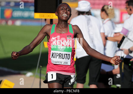 Tampere, Finlandia. 10 Luglio, 2018. Rhonex Kipruto del Kenya celebra dopo gli uomini dei 10.000 m presso la IAAF 2018 Campionati del mondo U20 a Tampere, in Finlandia, il 10 luglio 2018. Credito: Matti Matikainen/Xinhua/Alamy Live News Foto Stock