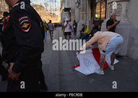 Mosca, Russia. Il 10 luglio 2018. FIFA World Cap 2018 Russia le strade di Mosca nei giorni del campionato di calcio sono riempiti con simboli di calcio e vari intrattenimenti di calcio. Per gli appassionati di calcio durante la partita 1/2 finali, per le strade di Mosca. Foto Stock