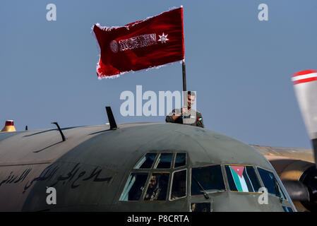 Royal Jordanian Air Force Lockheed C-130 Hercules al Royal International Air Tattoo, RIAT 2018, RAF Fairford, Gloucestershire, Regno Unito. Bandiera Foto Stock