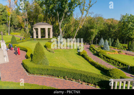 Bellissima vista del parco dalla collina al paesaggio prato con persone a piedi sulle piste in appoggio la gente di buon umore. . Per il vostro design Foto Stock