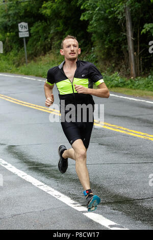 Concorrente maschile durante il segmento di esecuzione nel 2018 Aia Endurance Festival Triathlon Sprint Foto Stock