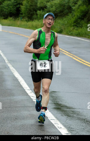 Concorrente maschile durante il segmento di esecuzione nel 2018 Aia Endurance Festival Triathlon Sprint Foto Stock