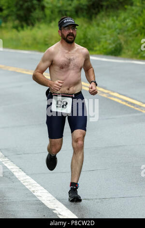 Concorrente maschile durante il segmento di esecuzione nel 2018 Aia Endurance Festival Triathlon Sprint Foto Stock