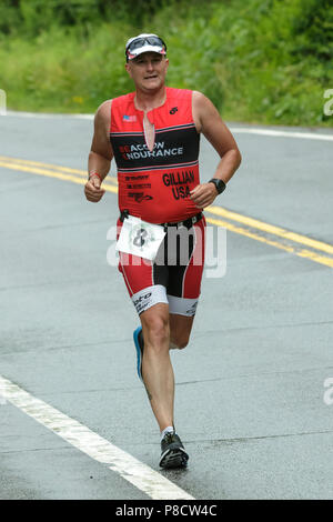 Concorrente maschile durante il segmento di esecuzione nel 2018 Aia Endurance Festival Triathlon olimpico Foto Stock