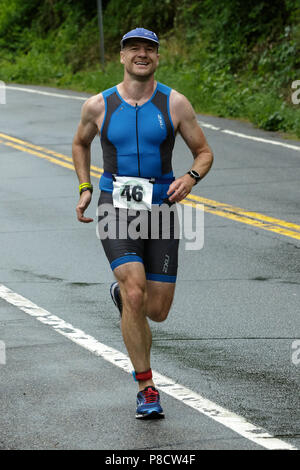 Concorrente maschile durante il segmento di esecuzione nel 2018 Aia Endurance Festival Triathlon olimpico Foto Stock