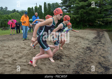 Inizio del segmento di nuoto del 2018 Aia Endurance Festival Triathlon Kid's 12-17 gruppo Foto Stock