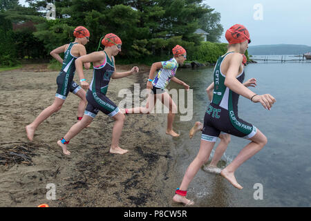 Inizio del segmento di nuoto del 2018 Aia Endurance Festival Triathlon Kid's 12-17 gruppo Foto Stock