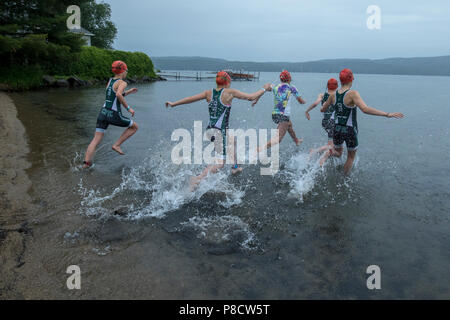 Inizio del segmento di nuoto del 2018 Aia Endurance Festival Triathlon Kid's 12-17 gruppo Foto Stock