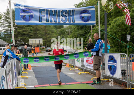 Evan Kowalewski vince il 2018 Aia Endurance Festival Triathlon ragazzo in età di 11 anni e sotto il gruppo Foto Stock