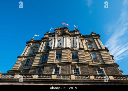 Vista della ex sede della Banca di Scozia sul tumulo di Edimburgo, Scozia, Regno Unito Foto Stock