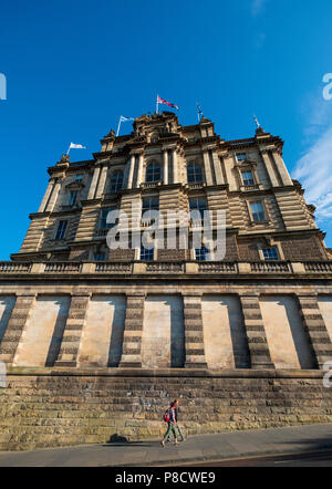 Vista della ex sede della Banca di Scozia sul tumulo di Edimburgo, Scozia, Regno Unito Foto Stock