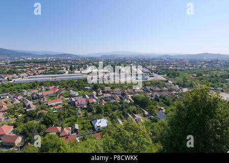 Un panorama di tetti rossi della città di Mukachevo e colline lontano dalla torre del castello di palanque . Per il vostro design Foto Stock