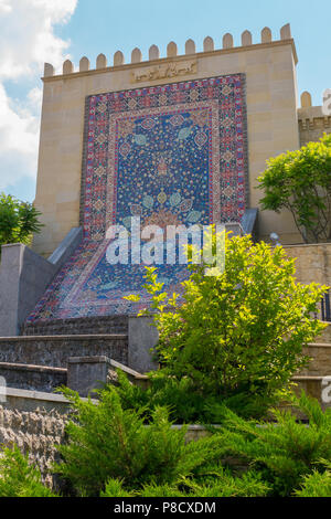 Foderato con un luminoso colorato mosaico nella forma di un tappeto su un muro di cemento . Per il vostro design Foto Stock