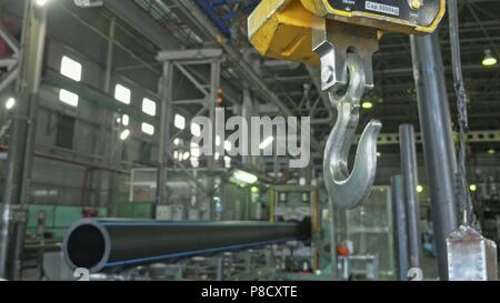 RUSSIA, ANGARSK - Giugno 8, 2018: tipo industriale 5000 kg peso digitale scala appesa al gancio della gru, con percorso di clipping. Fabbricazione di plastica tubazioni acqua fabbrica. Foto Stock