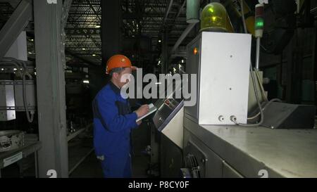 RUSSIA, ANGARSK - Giugno 8, 2018: monitor operatore sul pannello di comando della linea di produzione. Fabbricazione di plastica tubazioni acqua fabbrica. Foto Stock