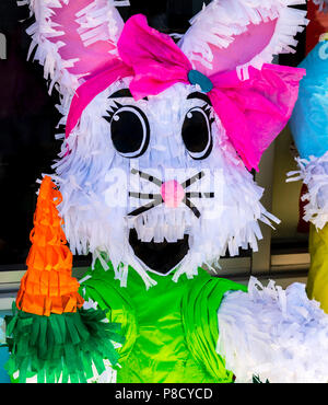 Close-up di un coniglietto di pasqua coniglio piñata tenendo una carota Foto Stock