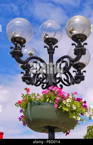 Ciondolo decorativo cesto con splendidi piccoli fiori sulla stolyae della città lanterna . Per il vostro design Foto Stock