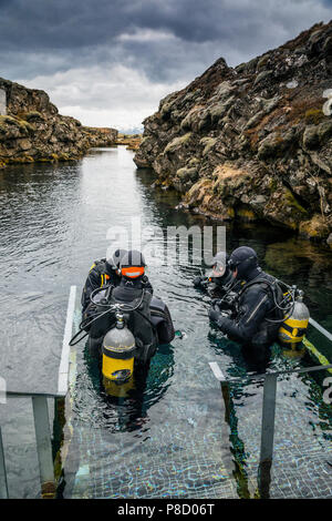 Lo snorkeling la fessura Silfra a Thingvellir National Park in Islanda Foto Stock