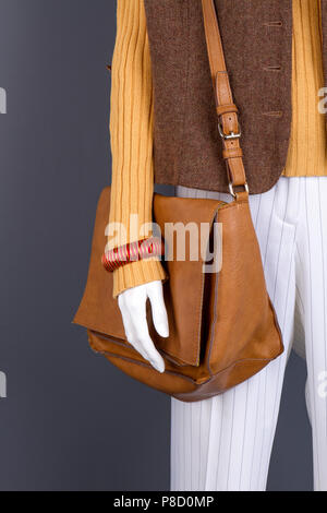 Chiudere fino in cuoio marrone borsetta sul manichino. Foto Stock