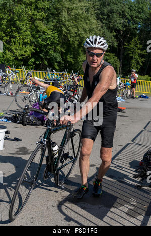 Jim Adams competiting nel segmento moto nel 2018 Stissing Triathlon Foto Stock