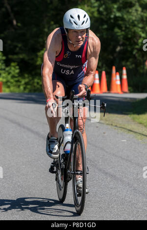 Jim Cunningham competiting nel segmento moto nel 2018 Stissing Triathlon Foto Stock