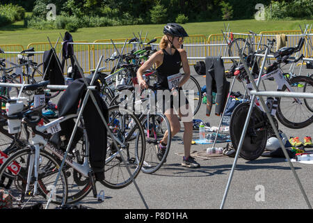 Mariola Moeyaert competiting nel segmento moto nel 2018 Stissing Triathlon Foto Stock