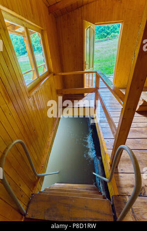 Entrata in una vasca da bagno in legno con una scalinata che porta ad una piccola piscina con acqua fredda . Per il vostro design Foto Stock