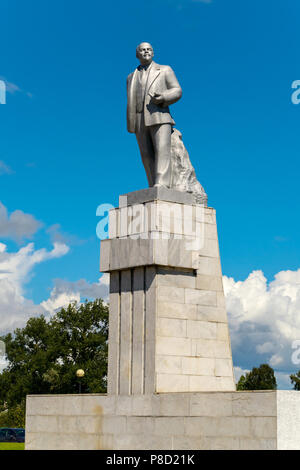 Il monumento storico della persona V.I. Lenin in piedi su un alto piedistallo contro il cielo blu. Uno dei più comuni i monumenti sul territorio di Foto Stock