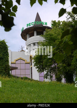 Bolshoy splendido e moderno albergo con un ristorante nella forma di una torre su uno sfondo di spazi verdi . Per il vostro design Foto Stock