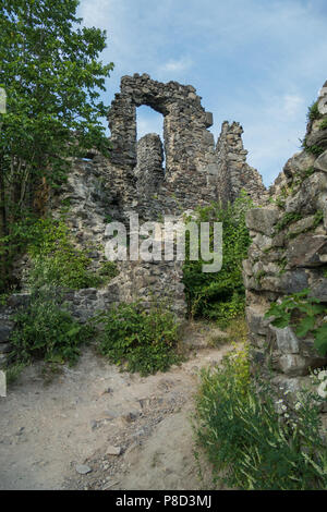 Le antiche rovine del vecchio castello sono ricoperta da erba e arbusti con pietre che sono caduti fuori dal tempo e dagli agenti atmosferici dalle pareti. . Per y Foto Stock