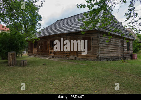 Legno casa vecchia con persiane nel museo di architettura popolare e nella vita di tutti i giorni. Uzhhorod Ucraina . Per il vostro design Foto Stock