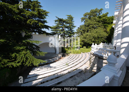 Anfiteatro Estate con vari ordini di panche e di uno spazioso balcone bianco e un grande stadio . Per il vostro design Foto Stock