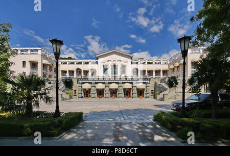 Magnifica vista del palazzo con una bella architettura e pareti bianche con scale da entrambi i lati che conduce al secondo piano in piedi in un parco Foto Stock