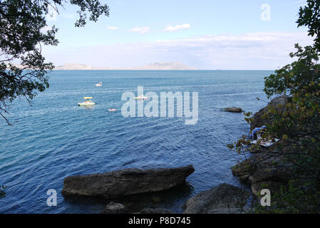 La splendida vista dal mare con grandi massi che giace nell'acqua sui turisti nuoto su catamarani in una limpida giornata estiva. . Per il vostro design Foto Stock